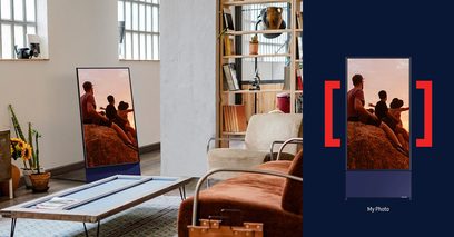Samsung The Sero QE43LS05T lodret TV, der viser et billede af to personer, der sidder på en brun læderlænestol i en stue