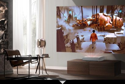 Videoprojektor Samsung The Premiere SP-LSP9TFA promítá scénu ze sci-fi v moderním obývacím pokoji s mužem sedícím zády k divákovi.