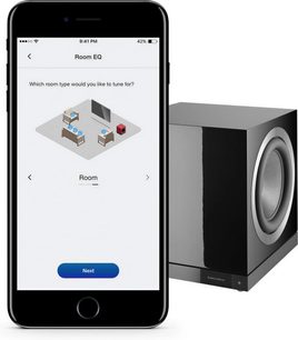 Bowers & Wilkins DB1D sort lakeret subwoofer og skærmbillede af mobilapp til konfiguration af lydindstillinger