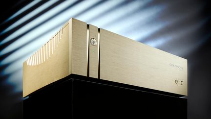 Gold Note hi-fi-forstærker i gylden aluminium, børstet front med indikatorlamper og to runde knapper