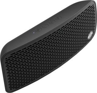 Bluetooth-højttaler Audio Pro P5 i sort, set forfra, perforeret sort gitter, knapper på toppen, afrundet rektangulær form