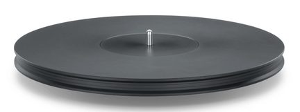 Platan al pickup-ului din vinil negru mat cu ax central metalic, vedere de sus în ușoară perspectivă