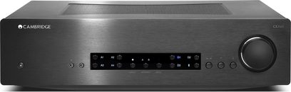 Stereohögtalare Cambridge Audio CXA60 i svart, frontvy, knappar, uttag, display, frontpanel i borstad aluminium