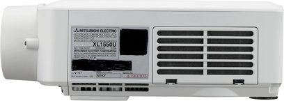 Videoprojektor Mitsubishi WL2650U v bílé barvě, pohled zepředu, ventilační mřížky, ovládací panel s tlačítky, objektiv umístěný ve středu