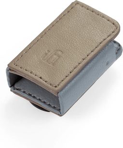 iFi Audio GO blu etui i grynet tofarvet læder i taupe og blåtgrå, præget logo, syede kanter, trekvartsvisning