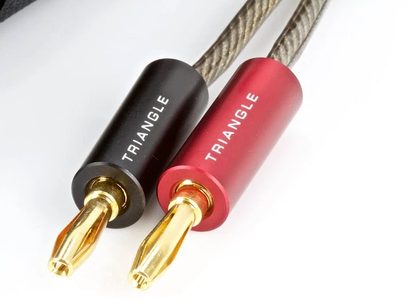 Due cavi audio rosso e nero, connettori banana dorati, guaina intrecciata, marcature "Triangle" e "Opera OS25A"