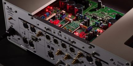 Preamplificador T+A gris visto desde atrás, con conectores de audio y circuitos electrónicos visibles
