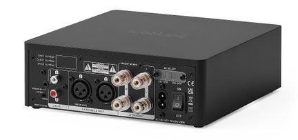 Amplificator audio negru din metal, vedere din spate, intrări XLR și RCA, borne pentru boxe, priză IEC și întrerupător