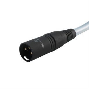 Detailní pohled v diagonální perspektivě na černý kovový samec konektoru s třemi pozlacenými kolíky audio kabelu Oehlbach Series 2 XLR 1m, se stříbrným opletením a žebrovaným ochranným reliéfem