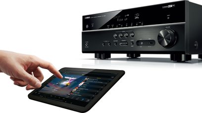 Yamaha RX-V483 Schwarz Heimkino-Verstärker, Frontblende mit LCD-Display, Tasten und Reglern, Hand hält ein Tablet