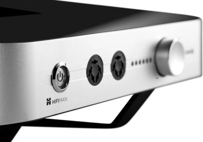 Åben hi-fi hovedtelefon Hifiman Shangri La Jr System i sølvfarve, tæt forfra-visning af kontroller og jackstik på den ene side