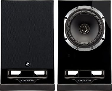 Fyne Audio F5S bogreolshøjttalere i sort højglans, set forfra, den ene med stoffront, frontport, koaksialenhed
