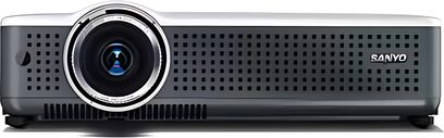 Grå og sort Sanyo PLC-XU88 videoprojektor, set forfra, centreret linse, ventilationsgitter, lysende blå knap