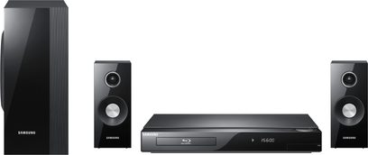 Sort Samsung HT-C5200 hjemmebiografsystem bestående af en Blu-ray-afspiller, to højttalertårne og to kompakte højttalere