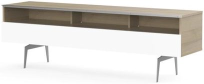 Meuble TV bas en bois clair avec 3 compartiments ouverts et 2 pieds métalliques fins de chaque côté, vue de face