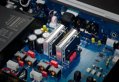 Sølvfarget Rose RA280 integrert stereo hi-fi-forsterker, innvendig visning av chassiset med blå kretskort og kjøleribber i aluminium