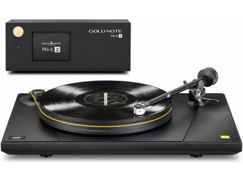 Giradischi nero con disco, cinghia gialla e braccio di lettura, accompagnato dal preamplificatore Gold Note PH-5 2