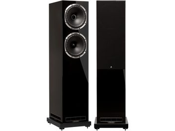 Fyne Audio F502S gulvhøjttalere i sort højglans, den ene med to metalindrammede enheder, den anden med stofgrill foran