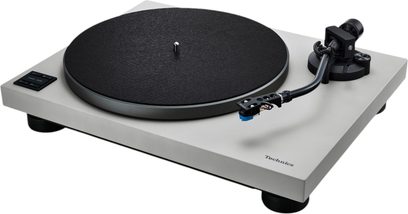 Technics SL-40CBT sidabrinė vinilo plokštelė, metalinė konstrukcija, juodas filcuotas diskas, S formos rankena, Start/Stop mygtukai, trijų ketvirčių vaizdas