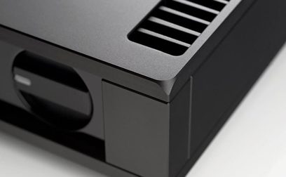Rega Osiris zwarte stereo hi-fi versterker, close-upweergave van de voorkant met ventilatieopeningen en bedieningsknoppen