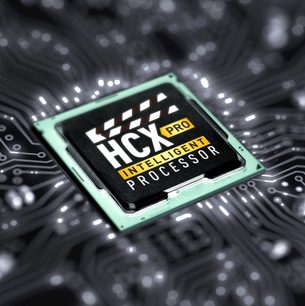 Intelligent HCX Pro-processor på grønt printplade i sort elektronisk kabinet, nærbillede
