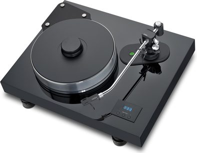 Černý gramofon Pro-Ject Xtension 9 Evolution, pohled shora pod úhlem, s osazeným ramenem a přenoskou