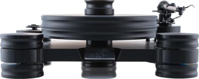Transrotor Dark Star RB330 hi-fi pladespiller set forfra, krop i mat sort syntetisk materiale med massivt to-niveaus pladetallerken, stablede cylindriske fødder og tonearm placeret bagtil til højre