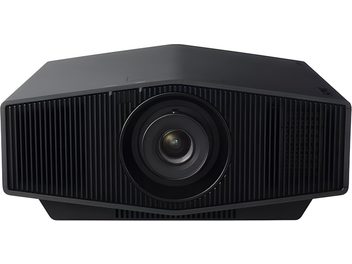 Проєктор Sony BRAVIA Projector 7 — VPL-XW5100ES чорного кольору з матовим пластиком, велика центральна лінза, оточена вертикальними вентиляційними решітками, вид спереду