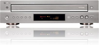 Yamaha CDC-697 CD-afspiller set forfra, sølvfarvet front med blå digital skærm og sorte kontrolknapper