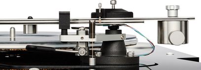 Hi-fi pladespiller Vertere Acoustics Pack DGX Sabre Lite sort i metal og akryl, nærbillede fra siden der fremhæver den sølvfarvede tonearm, det cylindriske modvægt i stål, den sorte koniske base med tekstur og de synlige flerfarvede kabler