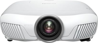 Epson EH-TW9300W hvid videoprojektor, set forfra, centreret linse med sort ring, sidehullede ventilationsgitre