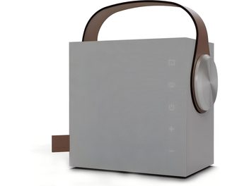 Bærbar Bluetooth-højttaler Morel Biggie hvid, kubisk kabinet i mat hvid plast med buet brun hank, stor sølvfarvet drejeknap på siden, diskrete touch-ikoner på fronten, set fra højre forfra i trekvart perspektiv