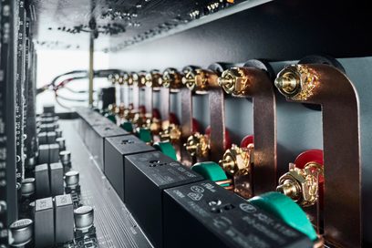 Primare A35.8 sort multikanalseffektforstærker, tæt ovenfra-billede af stik og elektroniske komponenter