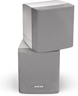Reproduktor Bose Acoustimass šedý krychlový, pohled z pravého předního 3/4 úhlu, zaoblené hrany, logo Bose v pravém dolním rohu