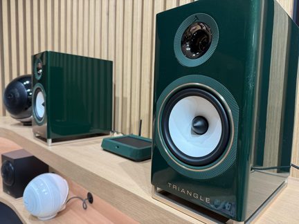 Diffusore da scaffale Triangle laccato verde scuro con grande altoparlante bianco e tweeter nero