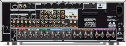 Frontvisning af en sort Marantz SR6008 hjemmebiografsforstærker med mange stik og knapper på frontpanelet