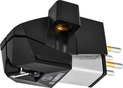 Testina phono Audio Technica AT-VM95E nera e argento per giradischi hi-fi, vista laterale con connettori dorati