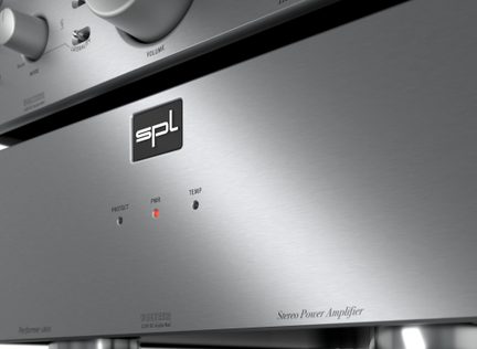 Een zilverkleurig metalen paneel met een "spl"-logo, drie lampjes met de labels "PROTECT", "PWR", "TEMP" en opschriften onderaan.