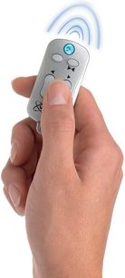 Grå universal fjernbetjening Vogel's EFTE 2265 RC med blå knapper, holdt i en hånd, set forfra