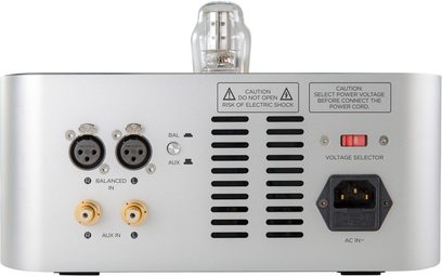 Lydforstærker med spændingsvælger, XLR- og RCA-indgange, hovedtelefonstik, i en sølvfarvet metalkabinet