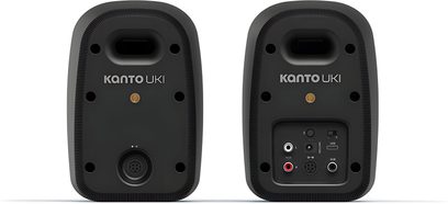 Paar schwarze Kanto UKI Lautsprecher, Rückansicht, mit oberen Bassreflexöffnungen und rückseitigen Audioanschlüssen