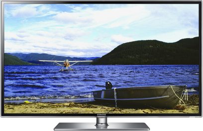 Samsung UE46D6530-fjernsyn, der viser et vandfly, der lander på en sø omgivet af bjerge med skov på en solrig dag