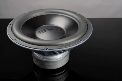 Subwoofer SVS PB-2000 Pro v černém popelu, detailní pohled zepředu, černá membrána uprostřed, kruhová kovová mřížka