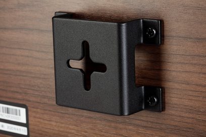 Diffusore centrale Polk Audio R350 in noce, vista laterale, cabinet nero opaco, croce nera in rilievo sul pannello laterale