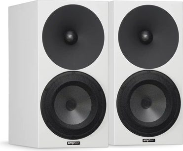 Par de altavoces de estantería Amphion Argon3X en negro y blanco, rejillas metálicas y bocinas negras, vista frontal