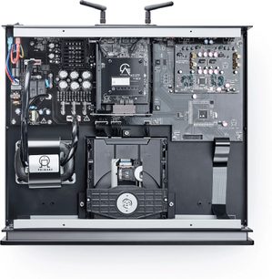 Binnenkant van een audio-versterker met printplaten, elektronische componenten, connectoren en ingebouwde cd-speler