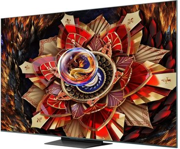 Televisor de alta definición TCL 85C9K de pantalla grande plana en color negro, con marco ultrafino de metal y superficie de vidrio, montado sobre una base central rectangular negra, vista en tres cuartos desde el frente izquierdo
