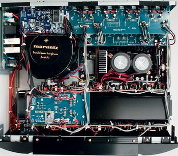 Binnenaanzicht van een gedemonteerde Marantz AV8003 audio-videoversterker, met zicht op de printplaten, elektronische componenten en interne bedrading