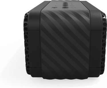 Портативна бездротова колонка Klipsch чорного кольору, вид спереду, кубоподібна форма з округленими краями, діагональні смугасті візерунки на передній панелі