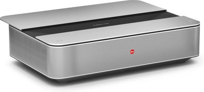 Leica Cine 1 projektor | 100 tommer, sølvfarvet, rektangulært design med perforeret gitterfront og rødt logo foran